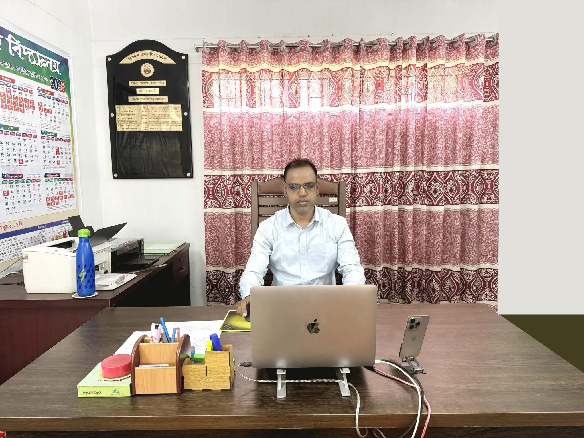 প্রধান শিক্ষক (ভারপ্রাপ্ত) অফিস কক্ষে...