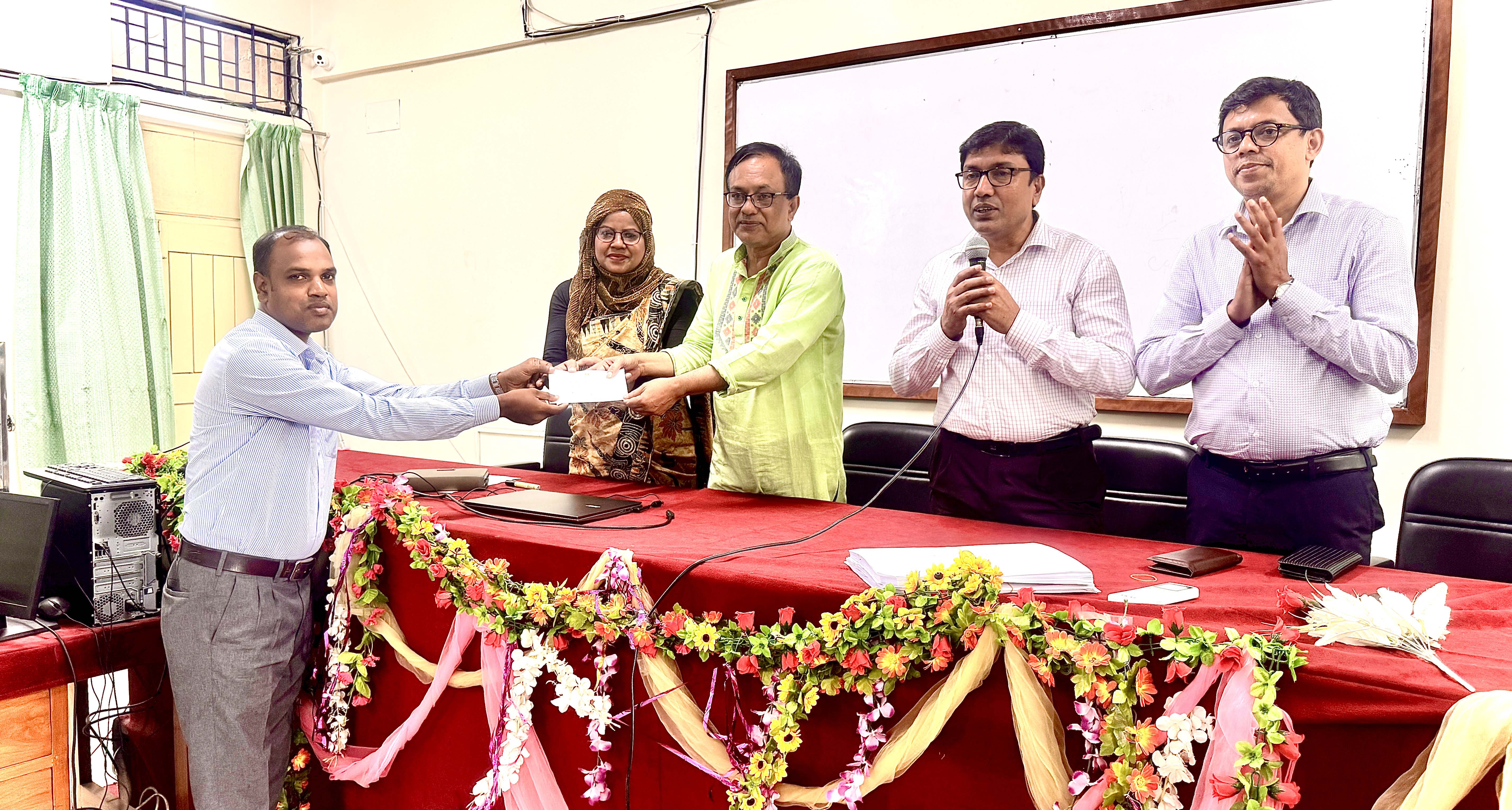 পুরস্কার গ্রহণ...